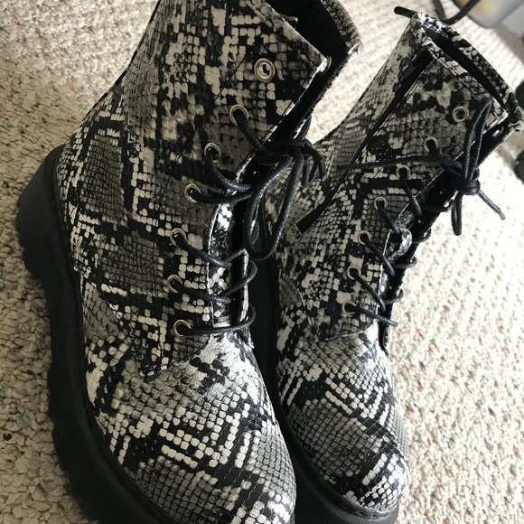 Pretty Little Thing Boots - Picture 1 of 3